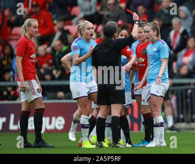 Von Manchester City Keira Walsh (rechts) reagiert, als sie eine rote Karte von gleichreferent Kirsty Dowle Stockfoto