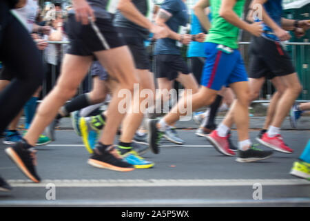 Marathonläufer, auf die City Road. Stockfoto