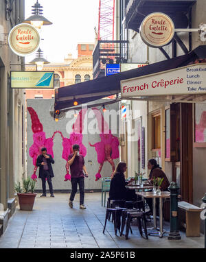 Im Freien Speisen, Kaffee und ein Mensch, der hatte eine Zigarette in Scott Gasse, Melbourne, Victoria, Australien. Stockfoto