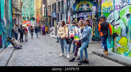 Touristen und Fotografieren und Instagram Fotos von Graffiti Streetart in Hosier Lane Melbourne Victoria Australien suchen. Stockfoto