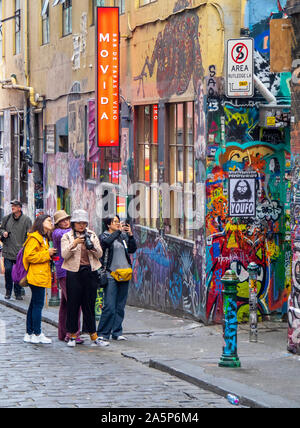 Asiatische Touristen fotografieren und Instagram Fotos von Graffiti und Street Art in Hosier Lane Melbourne, Victoria, Australien. Stockfoto