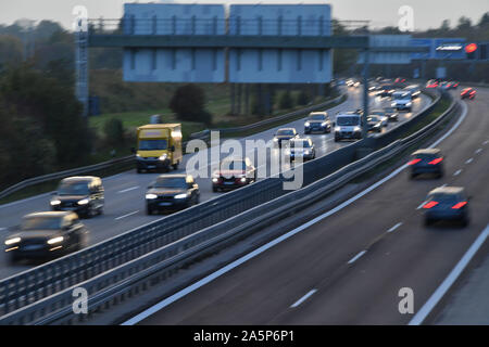 München, Deutschland. Okt, 2019 21. Nach der Arbeit fließt der Verkehr auf der Autobahn A94 in der Nähe von Muenchen Riem in beide Richtungen. Auto Verkehr, Straßenverkehr, Güterverkehr, | Verwendung der weltweiten Kredit: dpa/Alamy leben Nachrichten Stockfoto