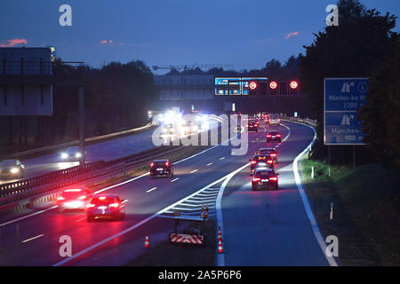 München, Deutschland. Okt, 2019 21. Nach der Arbeit fließt der Verkehr auf der Autobahn A94 in der Nähe von Muenchen Riem in beide Richtungen. Auto Verkehr, Straßenverkehr, Güterverkehr, | Verwendung der weltweiten Kredit: dpa/Alamy leben Nachrichten Stockfoto