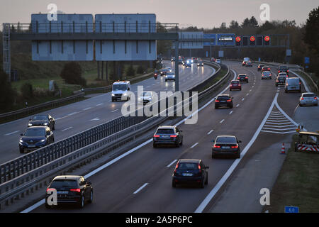 München, Deutschland. Okt, 2019 21. Nach der Arbeit fließt der Verkehr auf der Autobahn A94 in der Nähe von Muenchen Riem in beide Richtungen. Auto Verkehr, Straßenverkehr, Güterverkehr, | Verwendung der weltweiten Kredit: dpa/Alamy leben Nachrichten Stockfoto