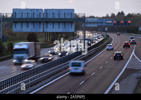 München, Deutschland. Okt, 2019 21. Nach der Arbeit fließt der Verkehr auf der Autobahn A94 in der Nähe von Muenchen Riem in beide Richtungen. Auto Verkehr, Straßenverkehr, Güterverkehr, | Verwendung der weltweiten Kredit: dpa/Alamy leben Nachrichten Stockfoto