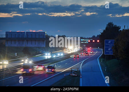 München, Deutschland. Okt, 2019 21. Nach der Arbeit fließt der Verkehr auf der Autobahn A94 in der Nähe von Muenchen Riem in beide Richtungen. Auto Verkehr, Straßenverkehr, Güterverkehr, | Verwendung der weltweiten Kredit: dpa/Alamy leben Nachrichten Stockfoto