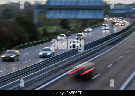 München, Deutschland. Okt, 2019 21. Nach der Arbeit fließt der Verkehr auf der Autobahn A94 in der Nähe von Muenchen Riem in beide Richtungen. Auto Verkehr, Straßenverkehr, Güterverkehr, | Verwendung der weltweiten Kredit: dpa/Alamy leben Nachrichten Stockfoto