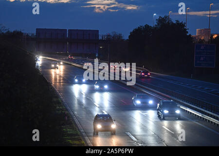 München, Deutschland. Okt, 2019 21. Nach der Arbeit fließt der Verkehr auf der Autobahn A94 in der Nähe von Muenchen Riem in beide Richtungen. Auto Verkehr, Straßenverkehr, Güterverkehr, | Verwendung der weltweiten Kredit: dpa/Alamy leben Nachrichten Stockfoto