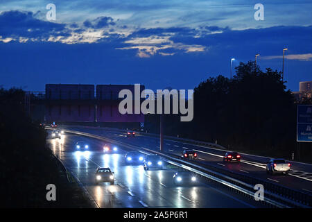 München, Deutschland. Okt, 2019 21. Nach der Arbeit fließt der Verkehr auf der Autobahn A94 in der Nähe von Muenchen Riem in beide Richtungen. Auto Verkehr, Straßenverkehr, Güterverkehr, | Verwendung der weltweiten Kredit: dpa/Alamy leben Nachrichten Stockfoto