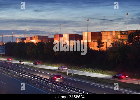 München Riem, Deutschland. Okt, 2019 21. Thema Export, Container, Kloiber Container Depot neben dem DUSS container Bahnhof Muenchen Riem und der Autobahn A 94 in der Nähe von Feldkirchen in Bayern am Abend, Abendstimmung, | Nutzung der weltweiten Kredit: dpa/Alamy leben Nachrichten Stockfoto