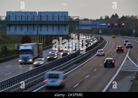 München, Deutschland. Okt, 2019 21. Nach der Arbeit fließt der Verkehr auf der Autobahn A94 in der Nähe von Muenchen Riem in beide Richtungen. Auto Verkehr, Straßenverkehr, Güterverkehr, | Verwendung der weltweiten Kredit: dpa/Alamy leben Nachrichten Stockfoto
