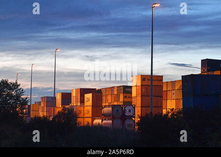 München Riem, Deutschland. Okt, 2019 21. Thema Export, Container, Kloiber Container Depot neben dem DUSS container Bahnhof Muenchen Riem in der Nähe von Feldkirchen in Bayern am Abend, Abendstimmung, | Nutzung der weltweiten Kredit: dpa/Alamy leben Nachrichten Stockfoto