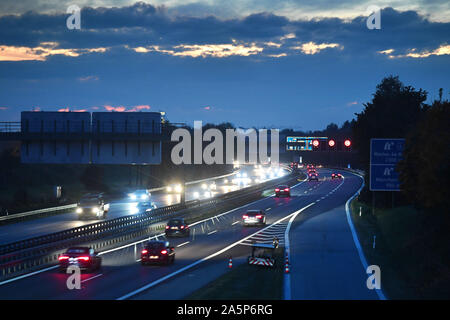 München, Deutschland. Okt, 2019 21. Nach der Arbeit fließt der Verkehr auf der Autobahn A94 in der Nähe von Muenchen Riem in beide Richtungen. Auto Verkehr, Straßenverkehr, Güterverkehr, | Verwendung der weltweiten Kredit: dpa/Alamy leben Nachrichten Stockfoto