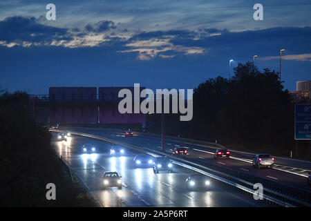 München, Deutschland. Okt, 2019 21. Nach der Arbeit fließt der Verkehr auf der Autobahn A94 in der Nähe von Muenchen Riem in beide Richtungen. Auto Verkehr, Straßenverkehr, Güterverkehr, | Verwendung der weltweiten Kredit: dpa/Alamy leben Nachrichten Stockfoto