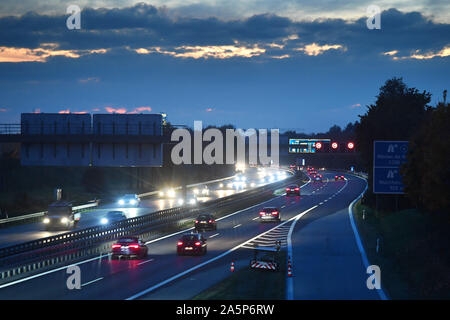 München, Deutschland. Okt, 2019 21. Nach der Arbeit fließt der Verkehr auf der Autobahn A94 in der Nähe von Muenchen Riem in beide Richtungen. Auto Verkehr, Straßenverkehr, Güterverkehr, | Verwendung der weltweiten Kredit: dpa/Alamy leben Nachrichten Stockfoto