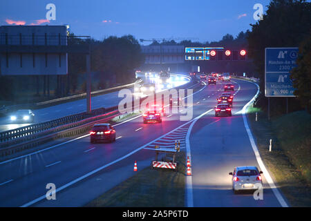 München, Deutschland. Okt, 2019 21. Nach der Arbeit fließt der Verkehr auf der Autobahn A94 in der Nähe von Muenchen Riem in beide Richtungen. Auto Verkehr, Straßenverkehr, Güterverkehr, | Verwendung der weltweiten Kredit: dpa/Alamy leben Nachrichten Stockfoto