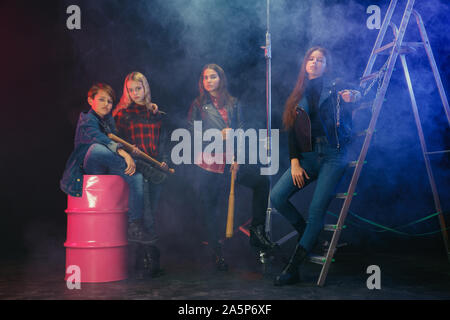 Rebellische Jugend. Volle Länge Portrait von cocky Kinder in stylischen Jeans und Leder kleidung. Konzept der Teenage Riot, Kids Fashion, nonconformism und junge Energie. Modernen Lifestyle. Stockfoto