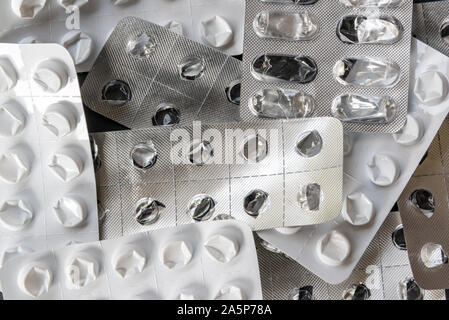 Leere Packungen und Blasen von Pillen, Drogen und healthcare Konzept Stockfoto