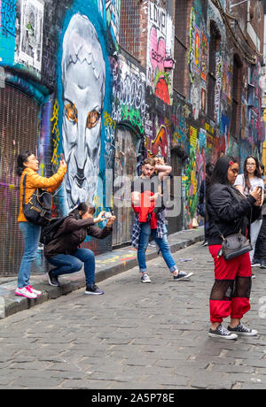 Asiatische Touristen fotografieren und Instagram Fotos von Street Art in Hosier Lane Melbourne, Victoria, Australien. Stockfoto