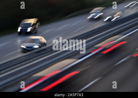München, Deutschland. Okt, 2019 21. Nach der Arbeit fließt der Verkehr auf der Autobahn A94 in der Nähe von Muenchen Riem in beide Richtungen. Auto Verkehr, Straßenverkehr, Güterverkehr, | Verwendung der weltweiten Kredit: dpa/Alamy leben Nachrichten Stockfoto