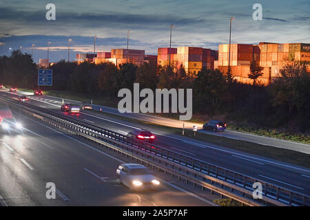München Riem, Deutschland. Okt, 2019 21. Thema Export, Container, Kloiber Container Depot neben dem DUSS container Bahnhof Muenchen Riem und der Autobahn A 94 in der Nähe von Feldkirchen in Bayern am Abend, Abendstimmung, | Nutzung der weltweiten Kredit: dpa/Alamy leben Nachrichten Stockfoto