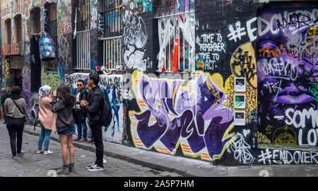 Asiatische Touristen fotografieren und Instagram Fotos von Graffiti und Street Art in Hosier Lane Melbourne, Victoria, Australien. Stockfoto