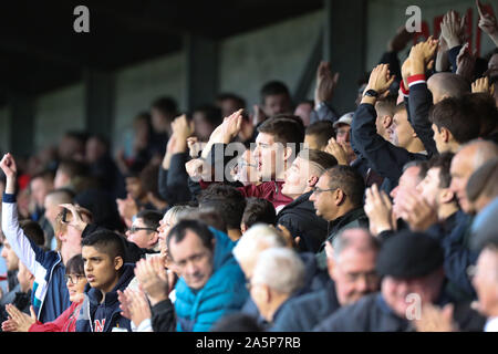 Crawley, Großbritannien. 12. Oktober 2019 Crawley Fans feiern während der Sky Bet Liga Match zwischen Crawley und Colchester United an den Völkern Pension Stadion in Crawley. Quelle: Tele Images/Alamy leben Nachrichten Stockfoto