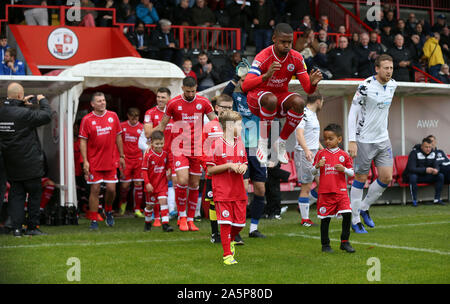 Crawley, Großbritannien. 12. Oktober 2019 Während der Sky Bet Liga Match zwischen Crawley und Colchester United an den Völkern Pension Stadion in Crawley. Quelle: Tele Images/Alamy leben Nachrichten Stockfoto