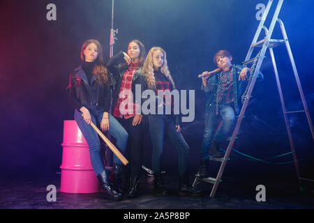 Rebellische Jugend. Volle Länge Portrait von cocky Kinder in stylischen Jeans und Leder kleidung. Konzept der Teenage Riot, Kids Fashion, nonconformism und junge Energie. Modernen Lifestyle. Stockfoto