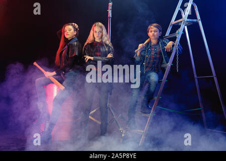 Rebellische Jugend. Volle Länge Portrait von cocky Kinder in stylischen Jeans und Leder kleidung. Konzept der Teenage Riot, Kids Fashion, nonconformism und junge Energie. Modernen Lifestyle. Stockfoto