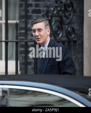 Downing Street, London, UK. 22. Oktober 2019. Jakob Rees-Mogg, der Führer der Commons in Downing Street für die wöchentliche Kabinettssitzung. Credit: Malcolm Park/Alamy Leben Nachrichten. Stockfoto