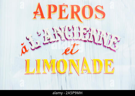 Aperos a l'ancienne et Limonade, alte Schule Schriftzug auf weißem Glas Farbe Stockfoto