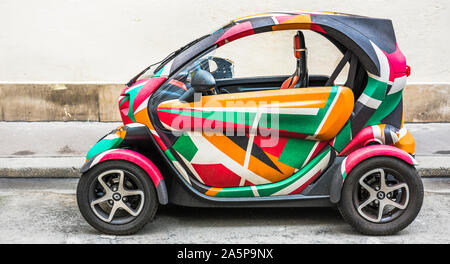 Bunte elektrisch betriebenen Renault Twizy Stockfoto