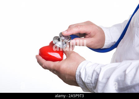 Young mail Arzt halten roten Herzen in seiner Hand. Stockfoto