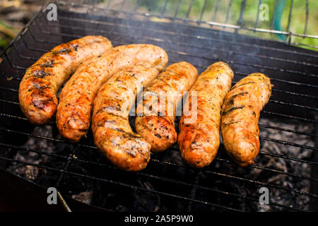 Gegrillte bayerische Würstchen auf dem Rost beim Kochen. Stockfoto