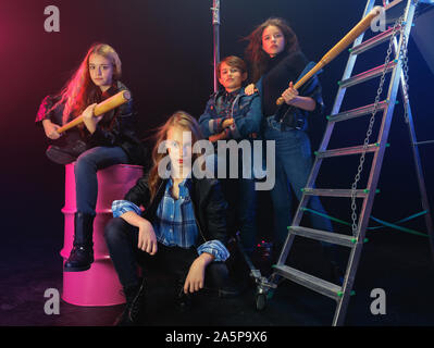 Rebellische Jugend. Volle Länge Portrait von cocky Kinder in stylischen Jeans und Leder kleidung. Konzept der Teenage Riot, Kids Fashion, nonconformism und junge Energie. Modernen Lifestyle. Stockfoto