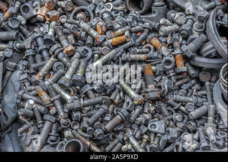 In der Nähe von alten Motor Teile, Schrauben und Muttern bis zum Verkauf in einem Metall Schrottplatz angehäuft. Stockfoto