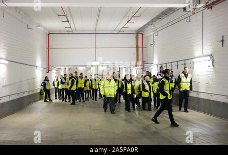 Funktion, Ordner sammeln nach dem Spiel in den Katakomben des Stadions. Fussball 1. 1. Fussballbundesliga, 8. Spieltag Fortuna Düsseldorf (D) - FSV FSV FSV Mainz 05 (MZ) 1:0, 19.10.2019 in Düsseldorf/Deutschland. € | Nutzung weltweit Stockfoto