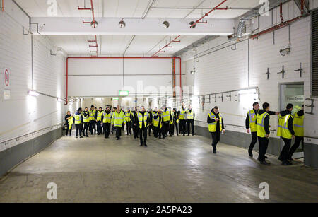 Funktion, Ordner sammeln nach dem Spiel in den Katakomben des Stadions. Fussball 1. 1. Fussballbundesliga, 8. Spieltag Fortuna Düsseldorf (D) - FSV FSV FSV Mainz 05 (MZ) 1:0, 19.10.2019 in Düsseldorf/Deutschland. € | Nutzung weltweit Stockfoto