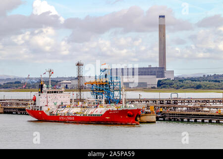 Gas Spirt, Stealthgas, LPG-Tanker in Fawley Raffinerie in Hampshire festgemacht, gesehen beim verlassen den Hafen von Southampton, England, UK. Stockfoto