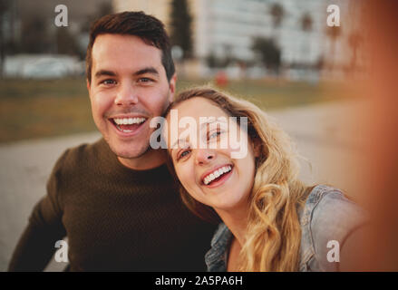 Porträt eines lächelnden Freunde genießen Sommer gemeinsam eine selfie in Stadt Stockfoto