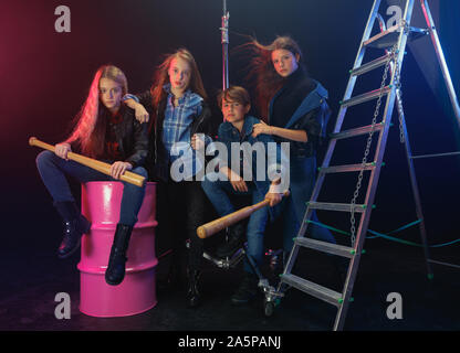 Rebellische Jugend. Volle Länge Portrait von cocky Kinder in stylischen Jeans und Leder kleidung. Konzept der Teenage Riot, Kids Fashion, nonconformism und junge Energie. Modernen Lifestyle. Stockfoto