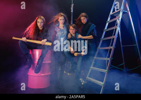 Rebellische Jugend. Volle Länge Portrait von cocky Kinder in stylischen Jeans und Leder kleidung. Konzept der Teenage Riot, Kids Fashion, nonconformism und junge Energie. Modernen Lifestyle. Stockfoto