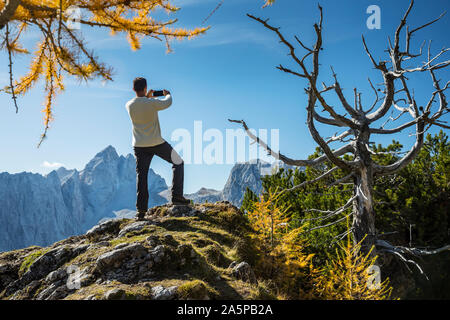 Kletterer, die ein Foto auf dem Gipfel des Berges Stockfoto