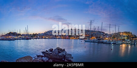 Panoramablick von Mikrolimano entlang der Marina in Piräus, Griechenland. Stockfoto