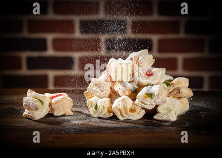 Kuchen gefüllt mit türkischen Köstlichkeiten mit Puderzucker bestreut Stockfoto