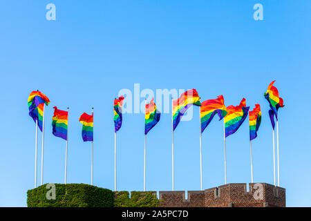 Regenbogen Fahnen gegen den Himmel Stockfoto