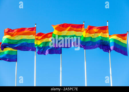 Regenbogen Fahnen gegen den Himmel Stockfoto