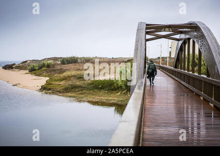 Pilger auf dem Weg über den Ozean, in der Nähe des Porto, Portugal. Camino Portugiesisch Stockfoto