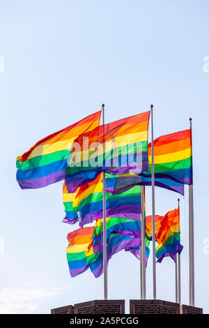 Regenbogen Fahnen gegen den Himmel Stockfoto